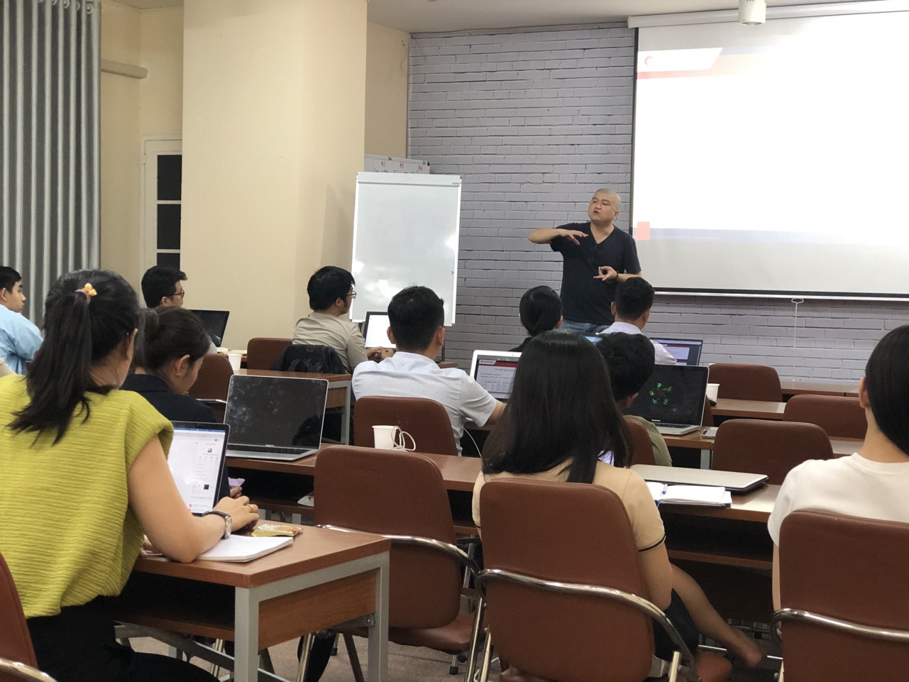 Giảng viên Mike Trần